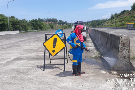 Concrete Barrier Cleaning