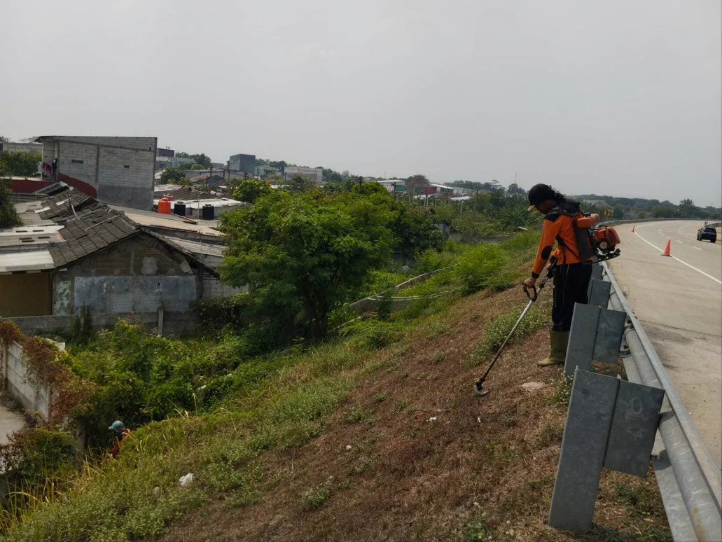 PEMBERSIHAN PATOK KILOMETER JALAN TOL